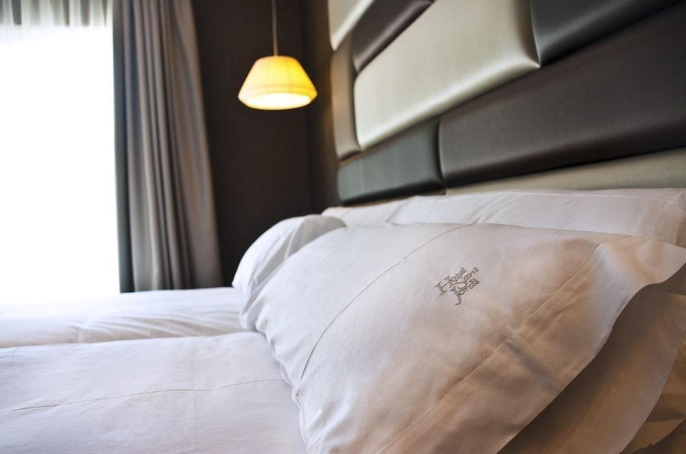 Sant Jordi Boutique Hotel Calella Bagian luar foto A pillow