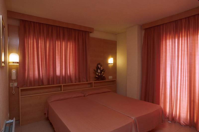 Sant Jordi Boutique Hotel Calella Ruang foto A bedroom in a hotel