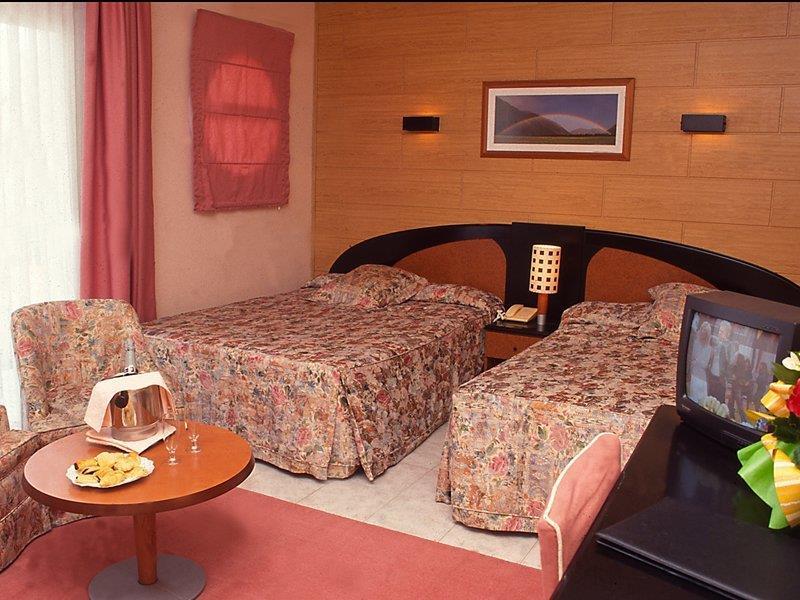 Sant Jordi Boutique Hotel Calella Bagian luar foto A typical hotel room