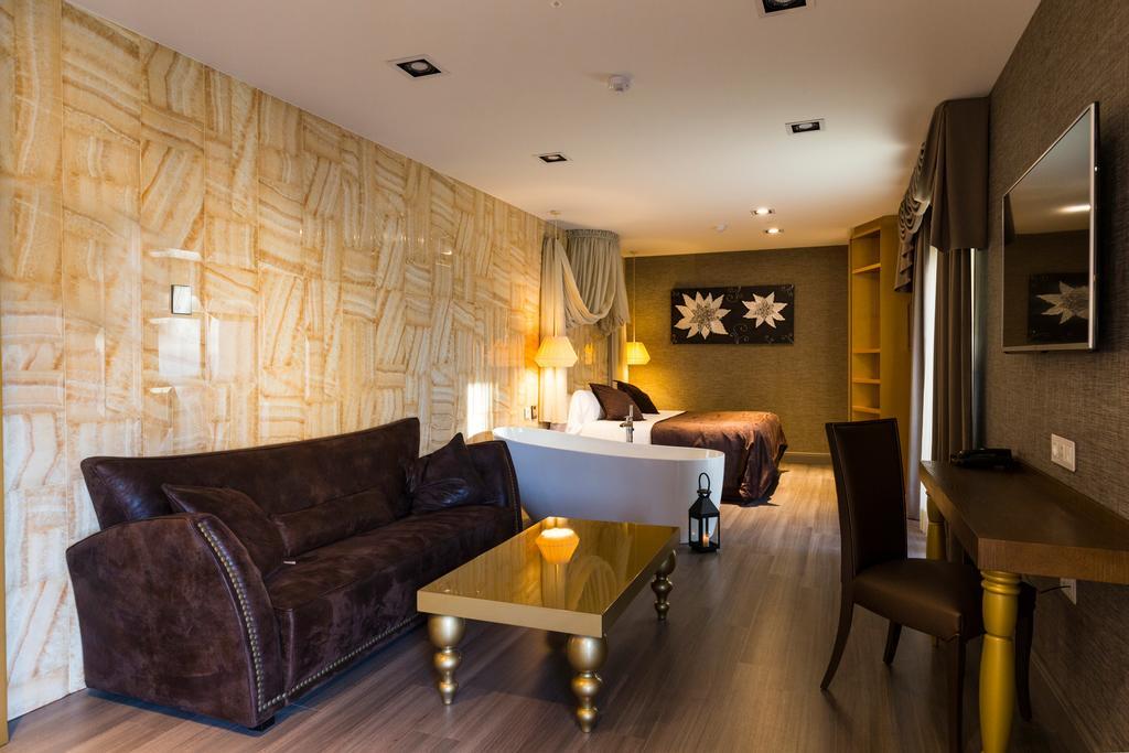 Sant Jordi Boutique Hotel Calella Bagian luar foto A suite at the hotel