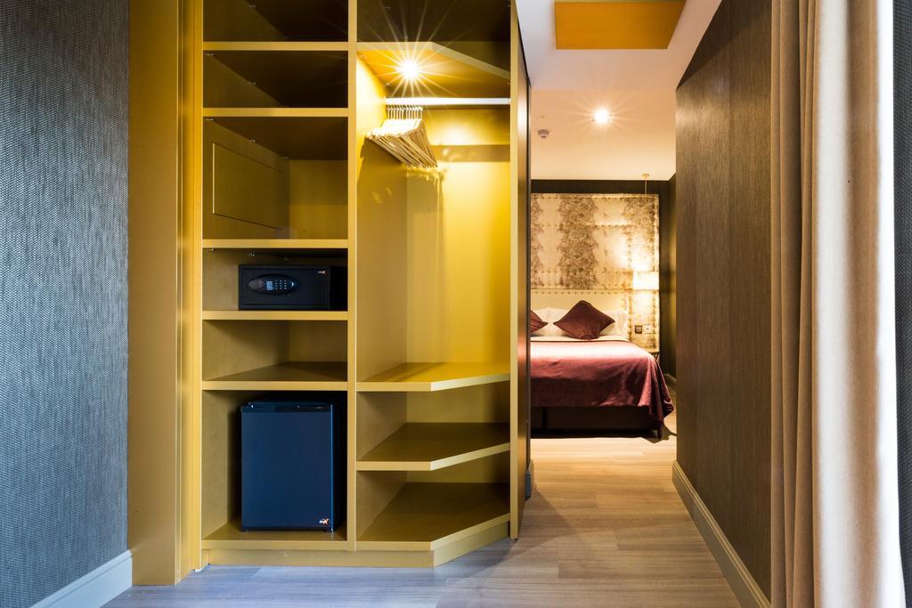 Sant Jordi Boutique Hotel Calella Bagian luar foto A room at the hotel