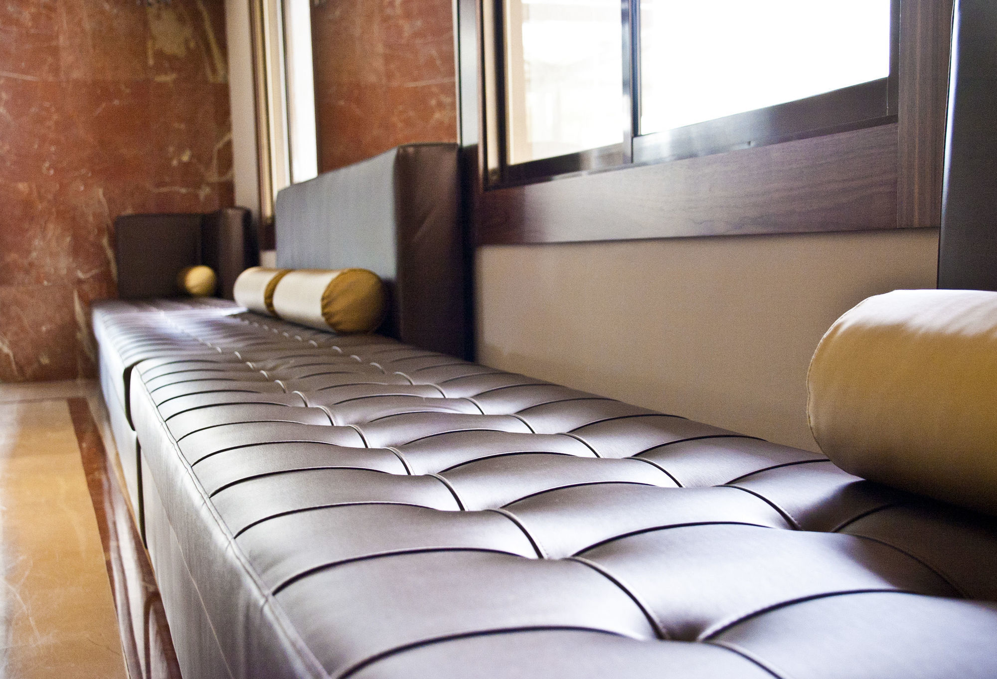 Sant Jordi Boutique Hotel Calella Bagian luar foto A leather bench