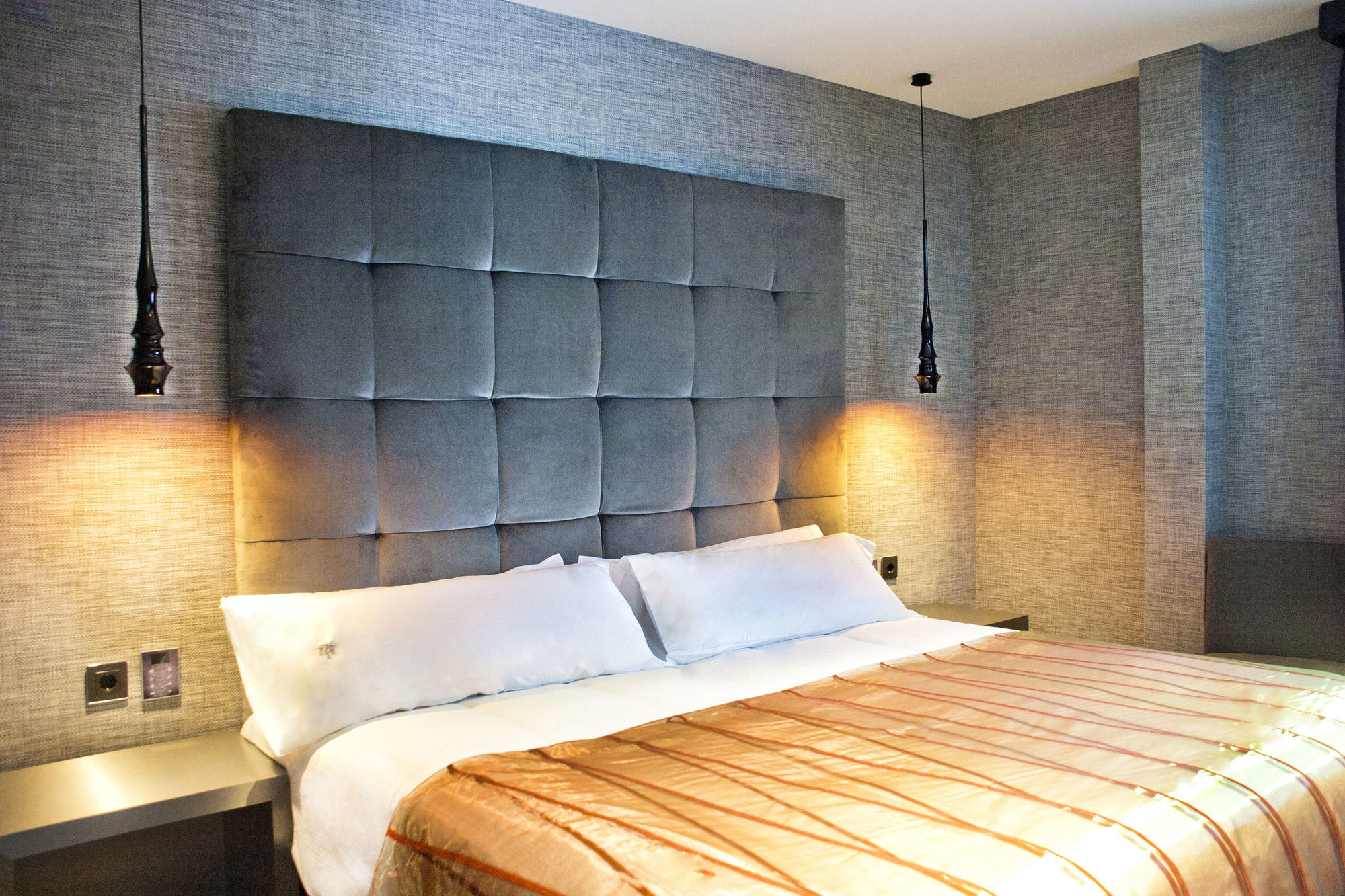 Sant Jordi Boutique Hotel Calella Bagian luar foto A bedroom at the hotel