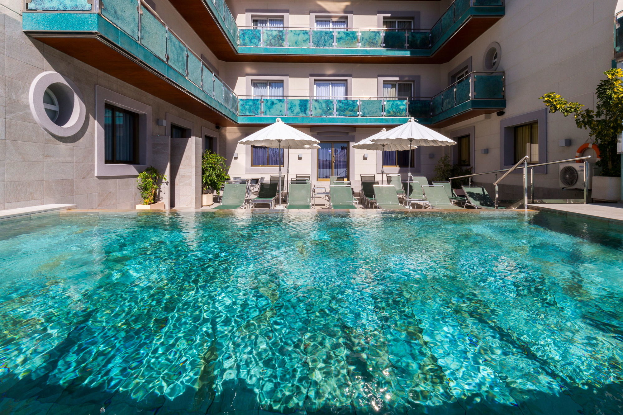 Sant Jordi Boutique Hotel Calella Bagian luar foto The pool at the hotel