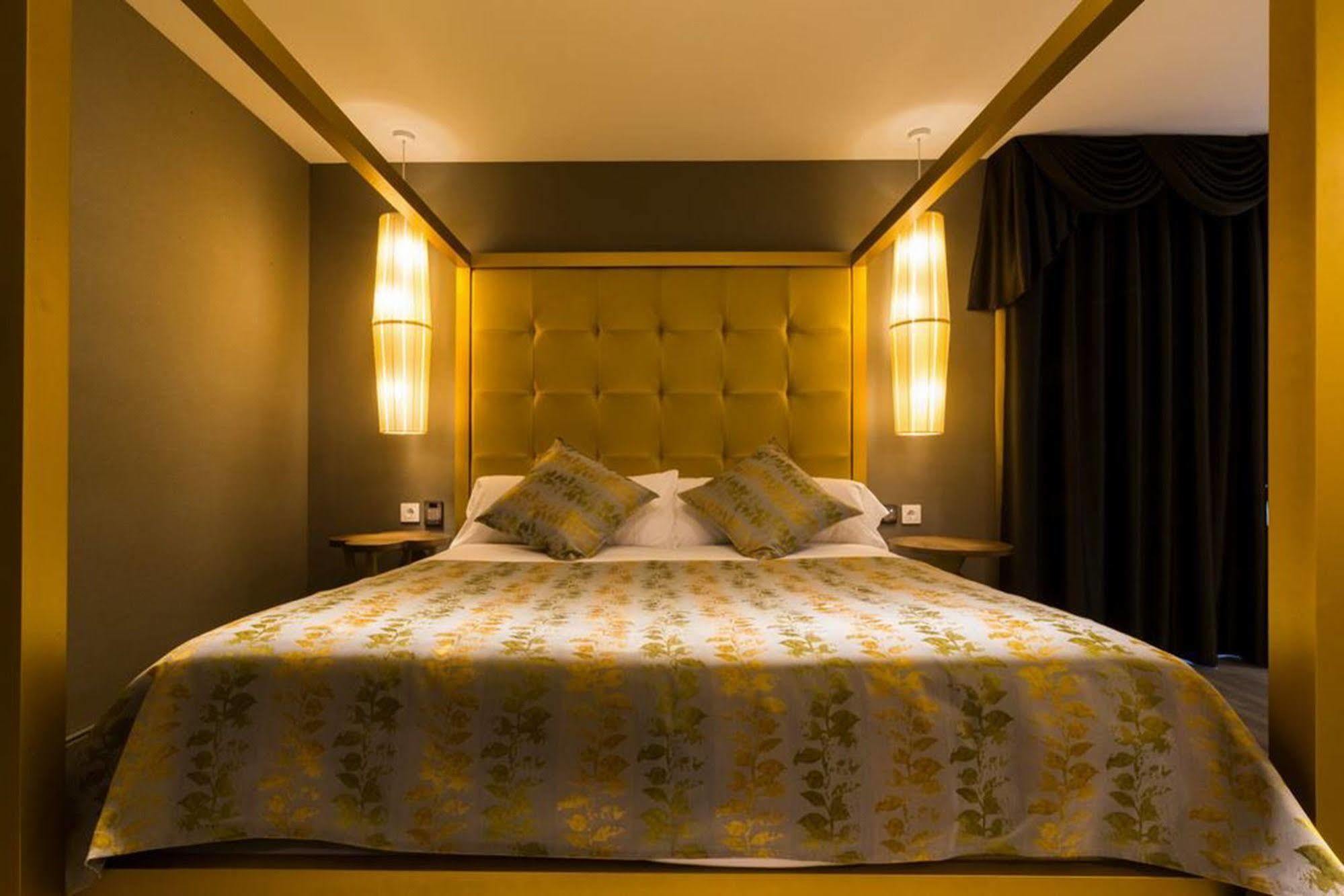 Sant Jordi Boutique Hotel Calella Bagian luar foto A bedroom at the hotel
