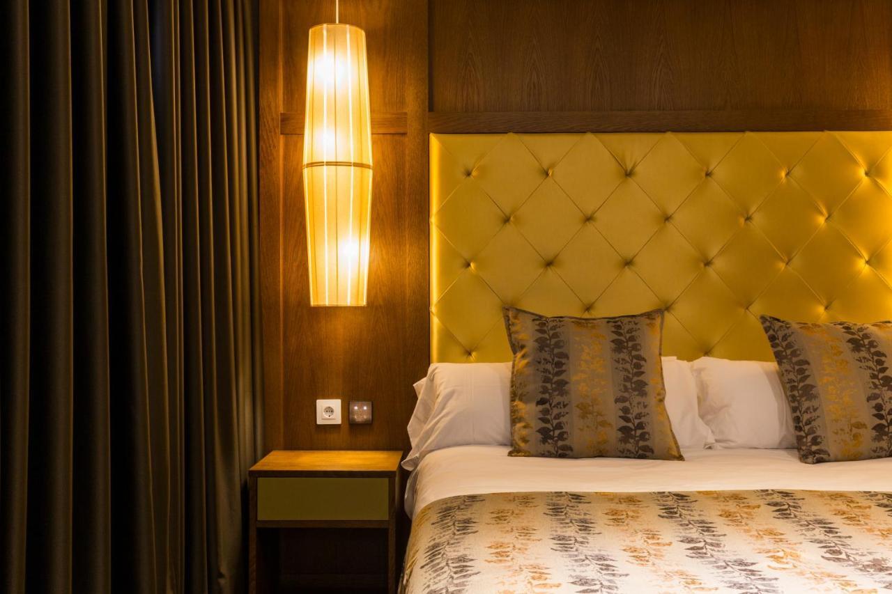 Sant Jordi Boutique Hotel Calella Bagian luar foto A bedroom at the hotel
